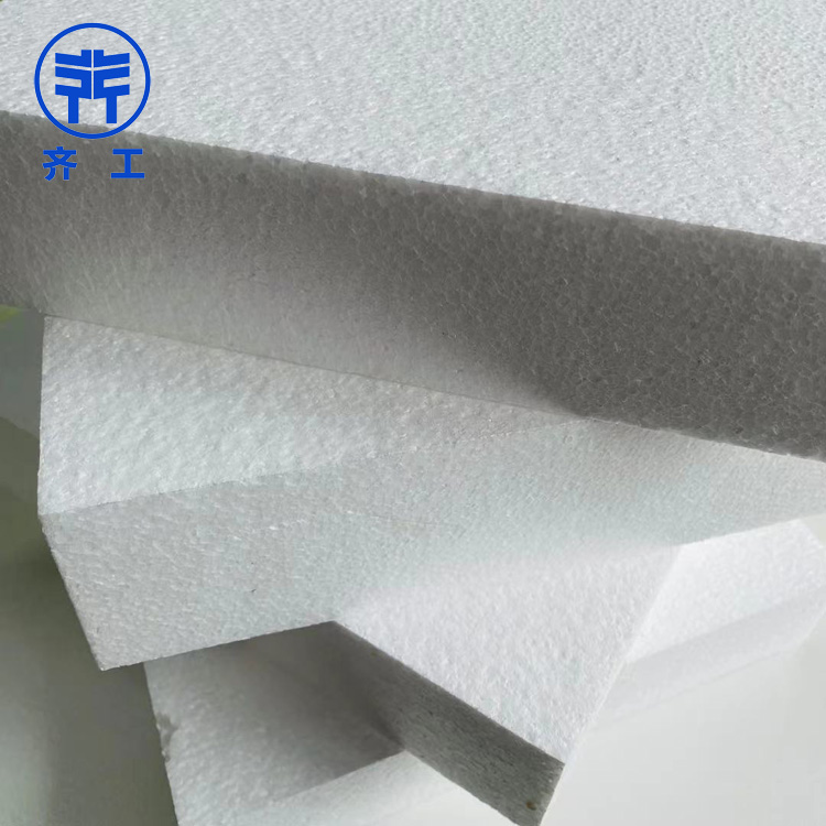   　　xps擠塑板在建筑領(lǐng)域的應用比較廣泛。下面給大家分享一些相關(guān)知識。  　　xps擠塑板優(yōu)點是什么：  　　XPS擠塑板采用聚苯乙烯擠出工藝生產(chǎn)，生產(chǎn)的板材為蜂窩狀閉孔結(jié)構(gòu)，不透氣，不滲漏，因此其保溫隔熱，防水防潮效果非常好，除了材質(zhì)輕、強度高外，按體積每立方米僅重30公斤，但其強度至少可以達到250kpa，更多的可以達到550kpa。這是普通板材無法達到的指標值。  　　因為XPS擠塑板具有隔熱、防水、防潮、輕便、抗壓等特點，被廣泛應用于各個行業(yè)。如建筑設(shè)施的外墻保溫，特別是外墻和平屋面的保溫處理，都是xps擠塑板的適用范圍。外墻掛板應重量輕，阻燃性能好，B1、B2級外墻掛板在火災事故發(fā)生時預防變?yōu)榭扇嘉镔|(zhì)，引發(fā)安全事故，在當前追求低碳、生態(tài)、環(huán)保的自然環(huán)境下，外墻掛板既可以回收利用廢塑料，也可以為建筑增加一層保溫層，節(jié)約能源。  　　xps擠塑板主要用途和應用領(lǐng)域。  　　xps擠塑板可用作地面鋪裝、機場道路和高速公路的地基等。擠壓板防水防潮，不易變質(zhì)或滲水，合理有效減緩道路滲漏造成的路基塌陷。  　　擠塑板是冷庫建設(shè)中不可缺少的材料。它不僅起到保溫隔熱的作用，而且由于擠塑板表面的微孔結(jié)構(gòu)，可以吸收和緩沖少量水蒸氣凝結(jié)，減少水滴的形成。冷庫專用冷庫保溫板需要非常高的厚度，10cm以上。因此，在冷庫建設(shè)中，通常采用兩層冷庫保溫板。一是增加厚度，二是將兩層塑料擠塑板交錯排列，以增加保溫性能，避免溫度損失。  　　地板外墻也可以用阻燃板保溫。  　　xps擠塑板現(xiàn)在更多地用于家居裝飾。首先，擠塑板不是很硬，在室內(nèi)，踩人的腳會有一定的緩沖。腳感特別舒服，沒有那么硬，我們稱之為地墊寶。地墊寶就是這么一個目的，它是一種比外墻擠塑板更強、更大、更薄、不含阻燃劑的擠塑板。  　　以室內(nèi)放置家具為主，還需要做好經(jīng)年累月的活動踩踏，需要相應的強度;擠塑板采用蜂窩閉孔框架，確保只能使用薄層。自帶更好的保溫、防水、防潮效果，室內(nèi)地板有限。與家裝相比，地基越薄，空間環(huán)境越大，活動越舒適。擠塑板在室內(nèi)一般來說是2公分厚，厚度就夠用。
